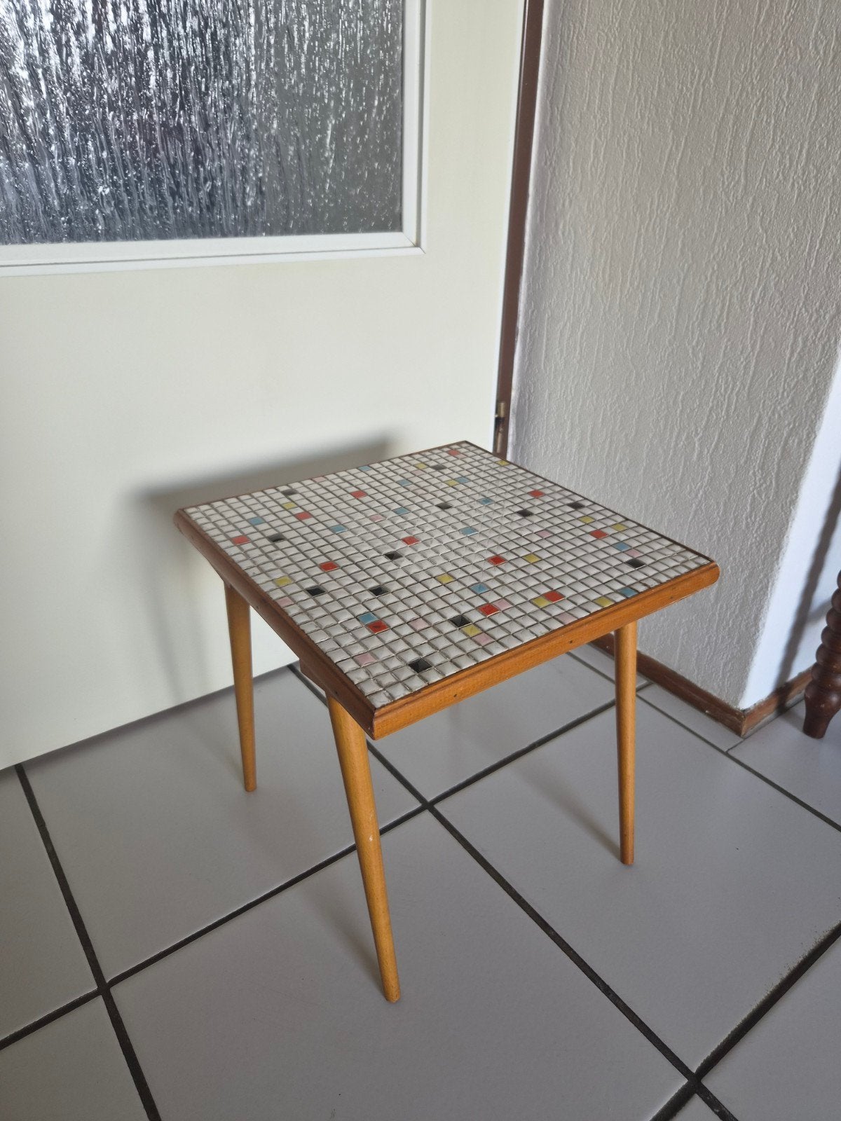 Vintage bijzettafel met mozaïekblad, Minder dan 55 cm, Gebruikt, Hout, Ophalen