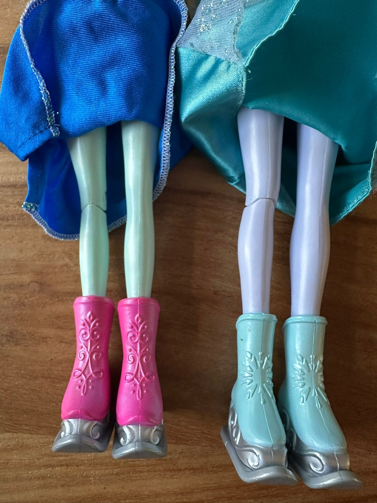 Frozen schaatsende Anna en Elsa poppen, Ophalen of Verzenden, Gebruikt, Barbie