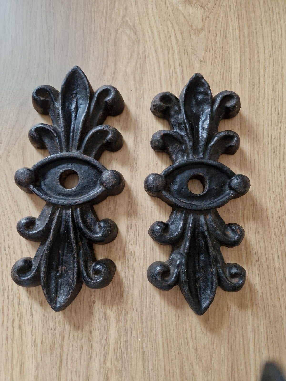 2 antieke  gietijzeren muurankers. lengte  27 cm. br. 12 cm, Ophalen