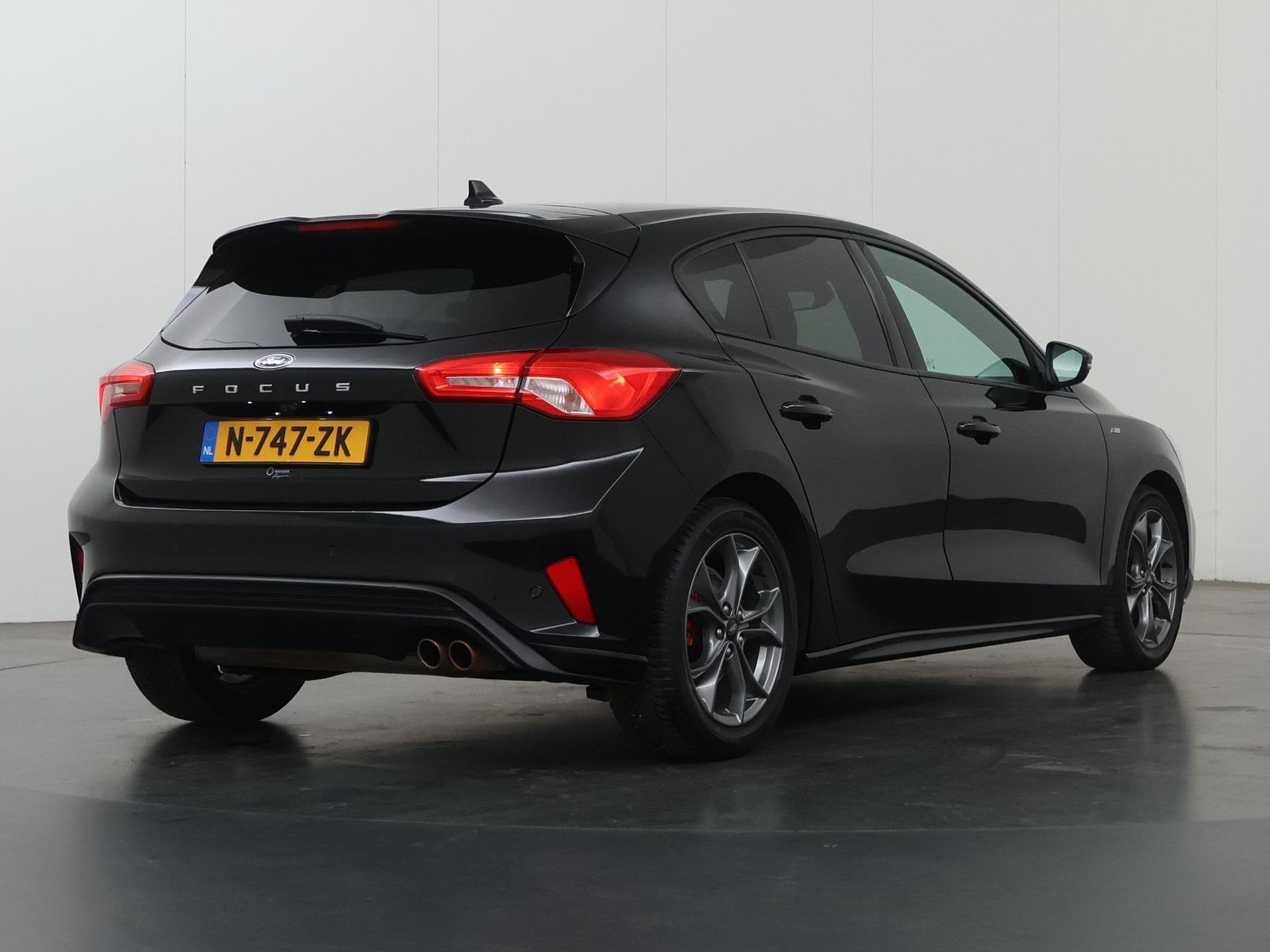 Ford Focus 1.5 EcoBoost ST Line X Business | Winterpakket |, Stof, 1337 kg, Zwart, Bedrijf