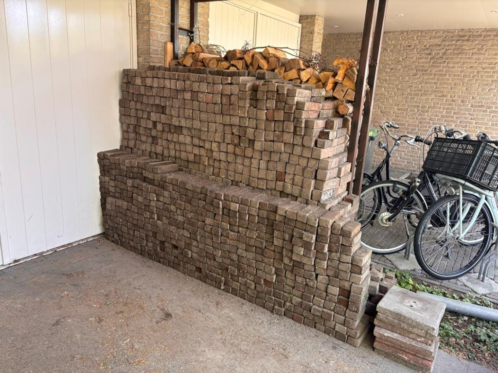 Gratis af te halen: Klinkers (1320-1350 stuks) en terrastege, Tuin en Terras, Tegels en Klinkers, Ophalen, Gebruikt, Klinkers