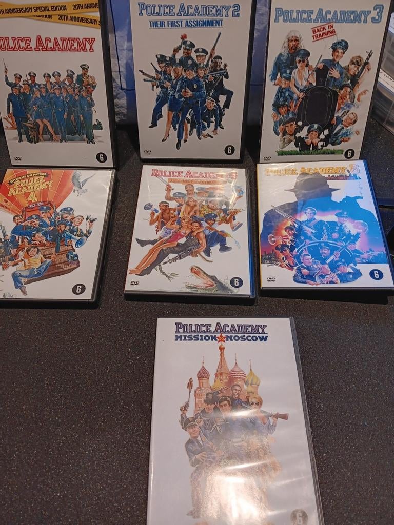 Police academy complete set dvd box nieuwstaat, 1 speler, Ophalen of Verzenden, Zo goed als nieuw, Vanaf 3 jaar