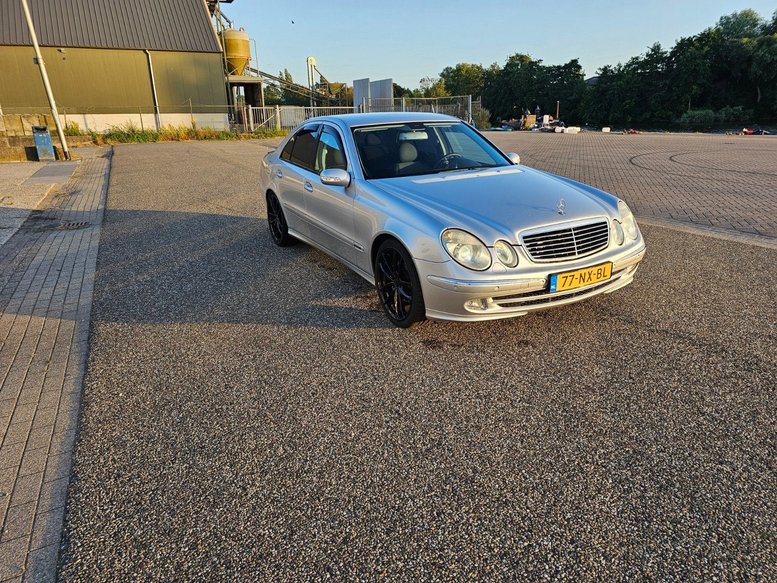 Mercedes-Benz E-Klasse 2.1 CDI E220 Sedan AUT 2004 Grijs, Auto's, Automaat, Zwart, 4 cilinders, Leder en Stof