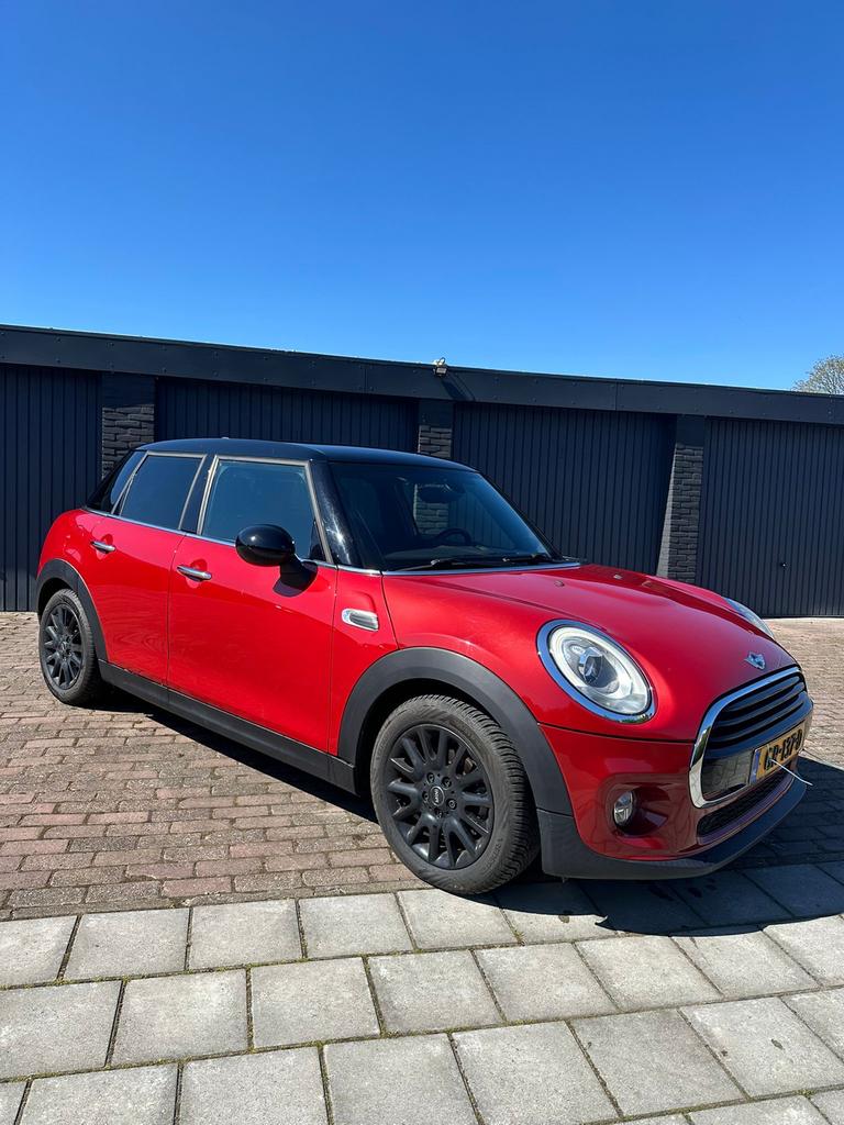 Mini 5-deurs (f55) 1.5 136pk 2015 Rood, 136 pk, 49 €/maand, Origineel Nederlands, Handgeschakeld