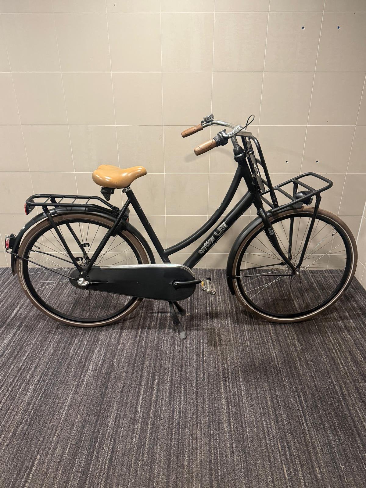 Cortina U4 28 inch nette zwarte transportfiets luxe accenten, Terugtraprem, (Extra) lage instap, 56 cm of meer, Zo goed als nieuw
