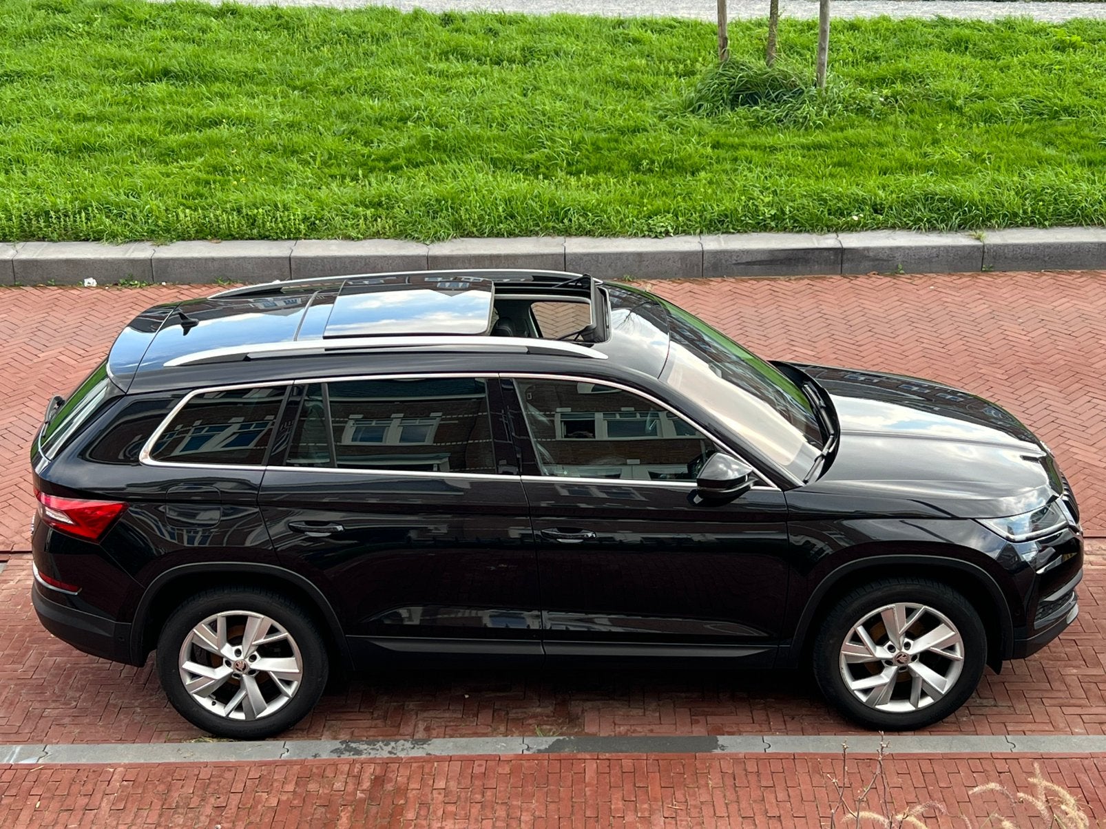 Skoda Kodiaq 1.4 TSI 150pk Automaat-Panoramadak-360 Camera, Auto's, 1800 kg, Zwart, 4 cilinders, 1395 cc