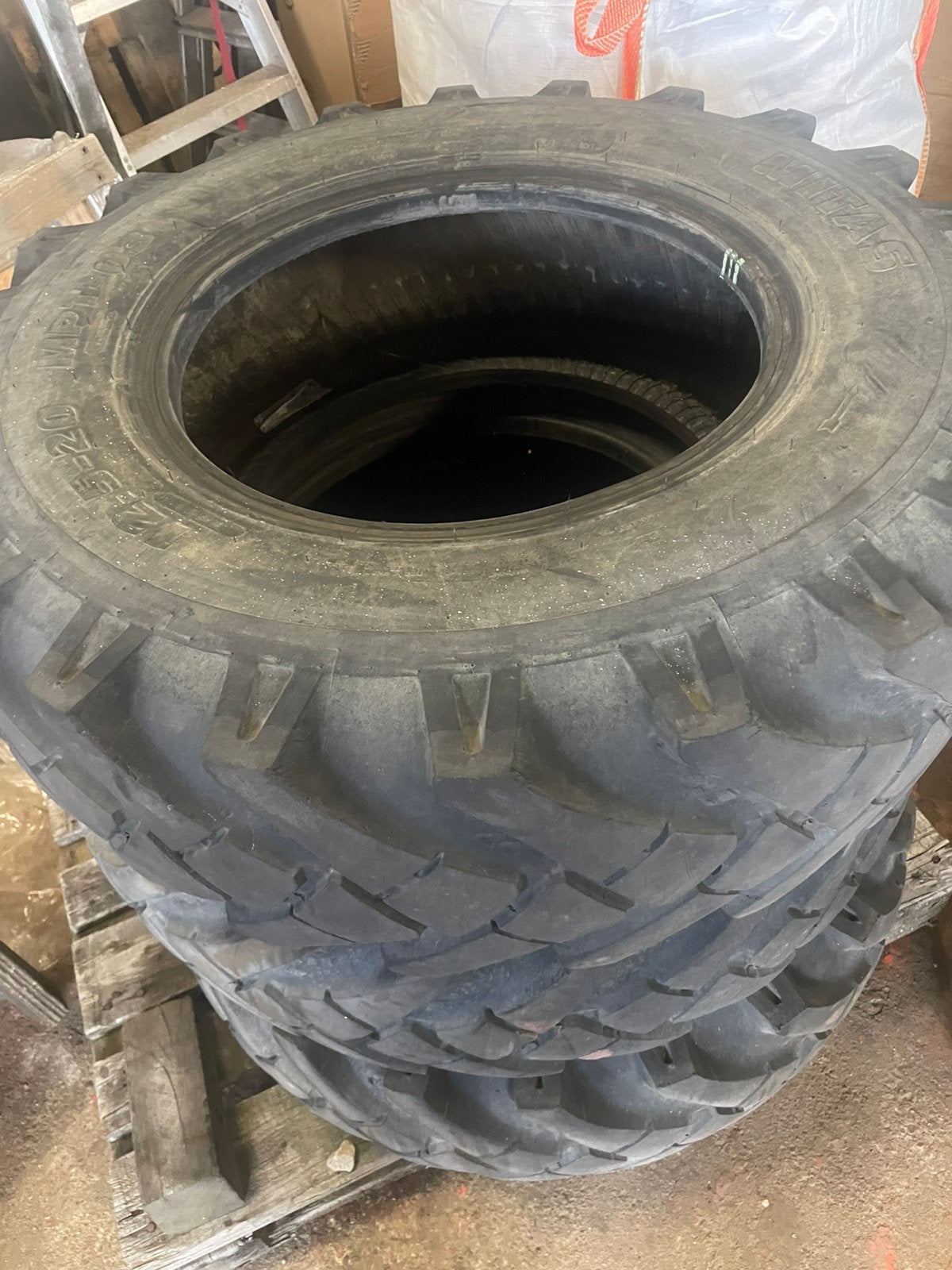 3x shovelbanden mitas 12.5-20 MPT-03, Ophalen