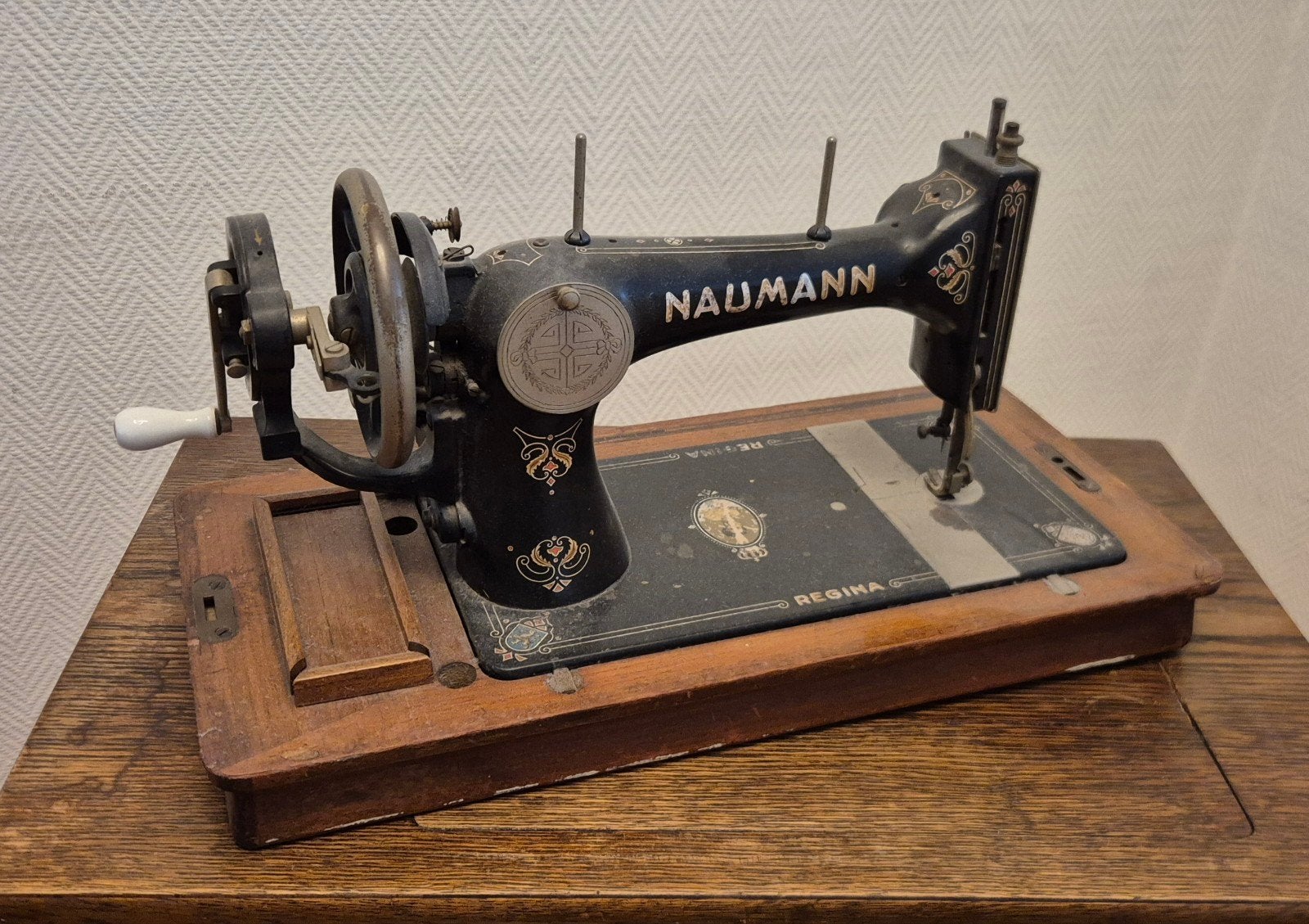 Antieke Naumann Regina Handnaaimachine met Accessoires, Ophalen