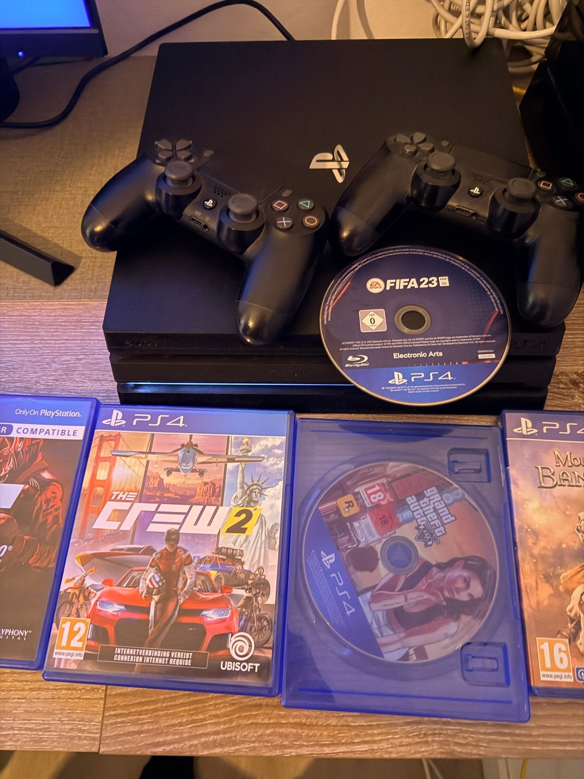 PlayStation 4 Pro 1TB met 2 controllers en 5 games