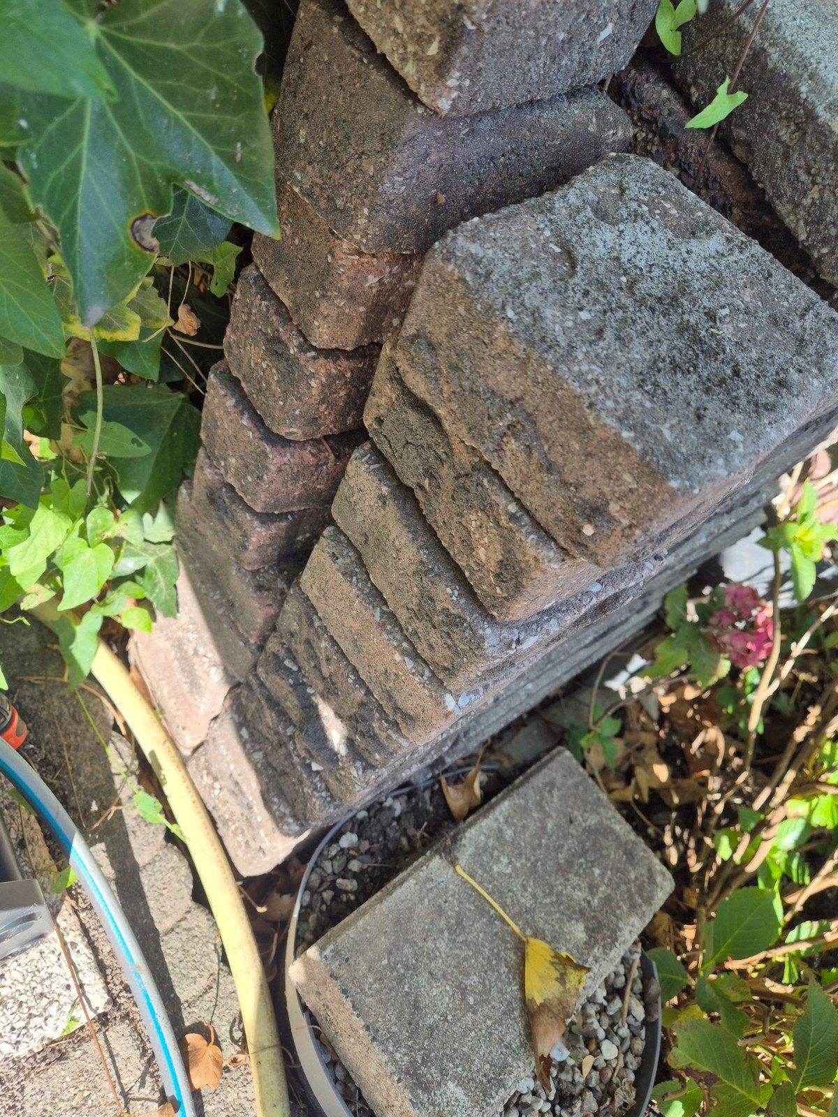 kleine stenen voor paadje, Ophalen, Beton, Waterornament