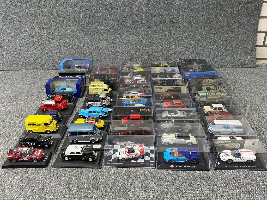 50x Mix van merken tijdschrijfmodellen 1:43 ATLAS IXO etc, Auto, Onbekend, Zo goed als nieuw, Onbekend