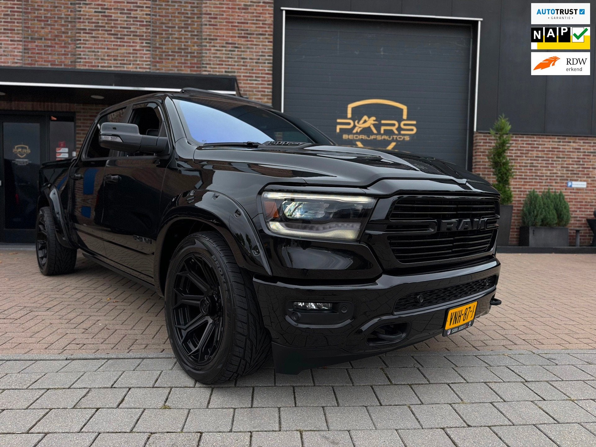 Dodge Ram 1500 5.7 V8 4x4 Crew Cab 401PK Laramie Bom volle o, Auto's, Dealer onderhouden, Gebruikt, 5654 cc, Zwart