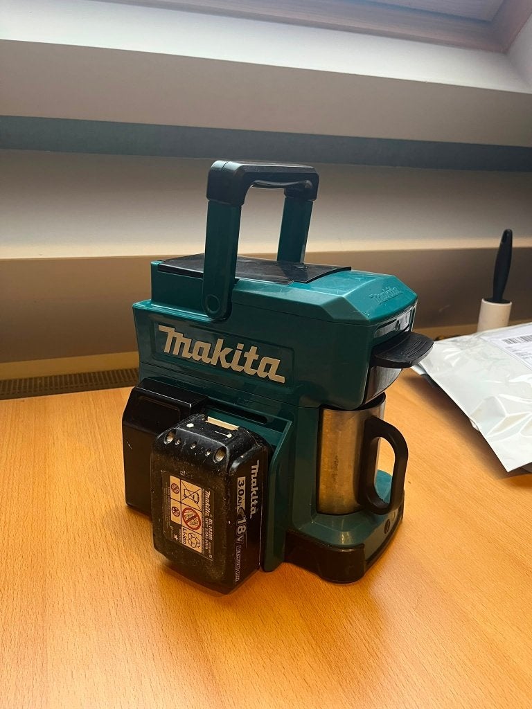 Makita DCM501Z 18V Li-Ion koffiezetapparaat, Afneembaar waterreservoir, Gebruikt, Info@makita.nl, Gemalen koffie