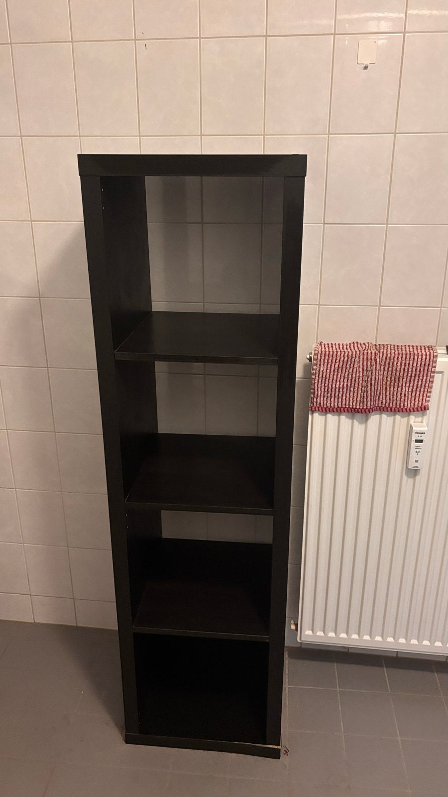 Zwart smal kast met 4 planken, Huis en Inrichting, Kasten | Boekenkasten, Ophalen, Met plank(en), Minder dan 50 cm, Gebruikt