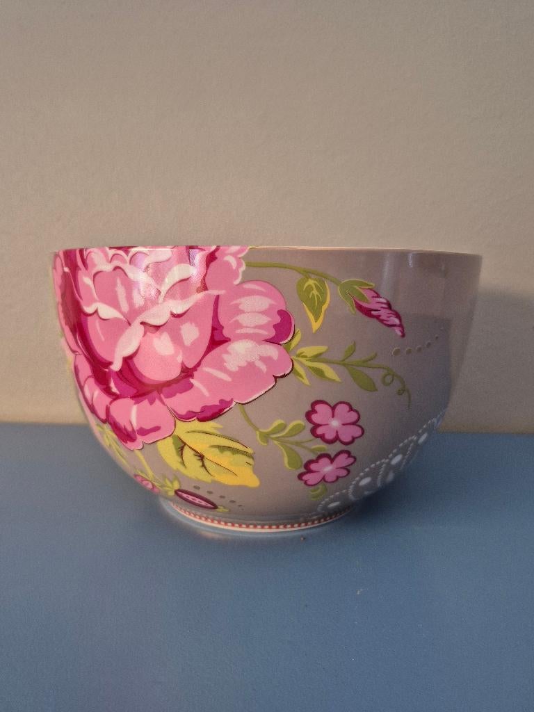 Kom Ø23 cm van Pip Studio Big Flower, Ophalen of Verzenden, Zo goed als nieuw, Kom(men), Overige stijlen