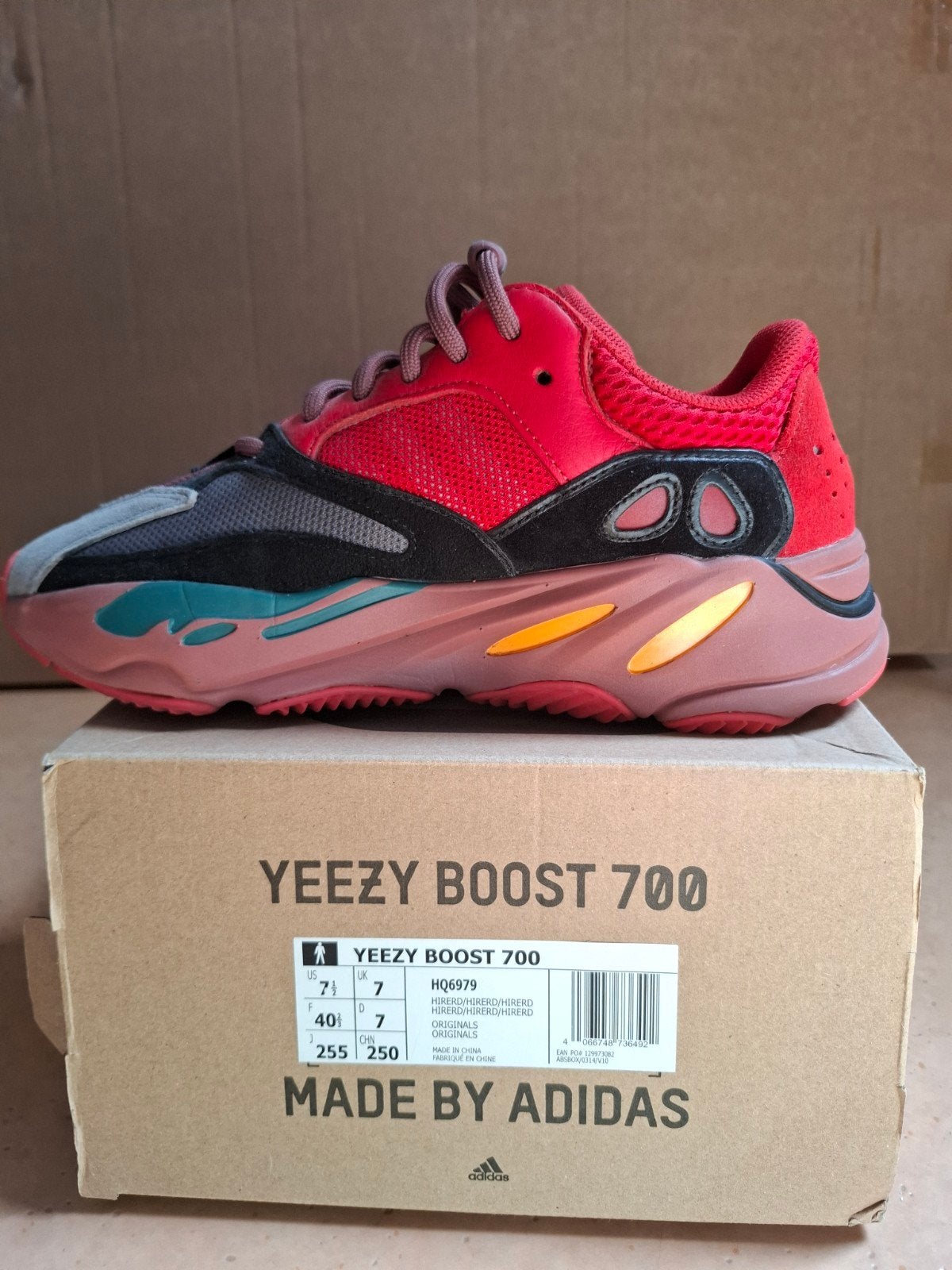 Adidas Yeezy Boost 700 Hi-Res Red Sneakers - Maat 40 2/3, Ophalen of Verzenden, Zo goed als nieuw