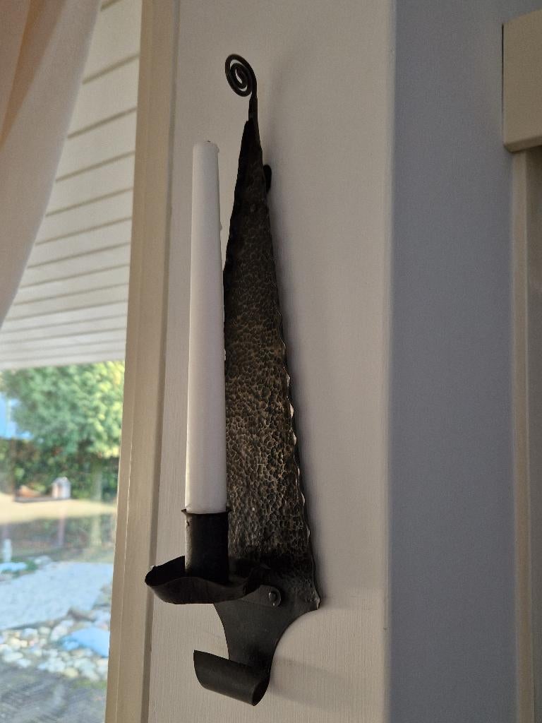 rustieke smeedijzeren wand kandelaar speervormig gehamerd, Antiek en Kunst, Ophalen of Verzenden, Overige materialen