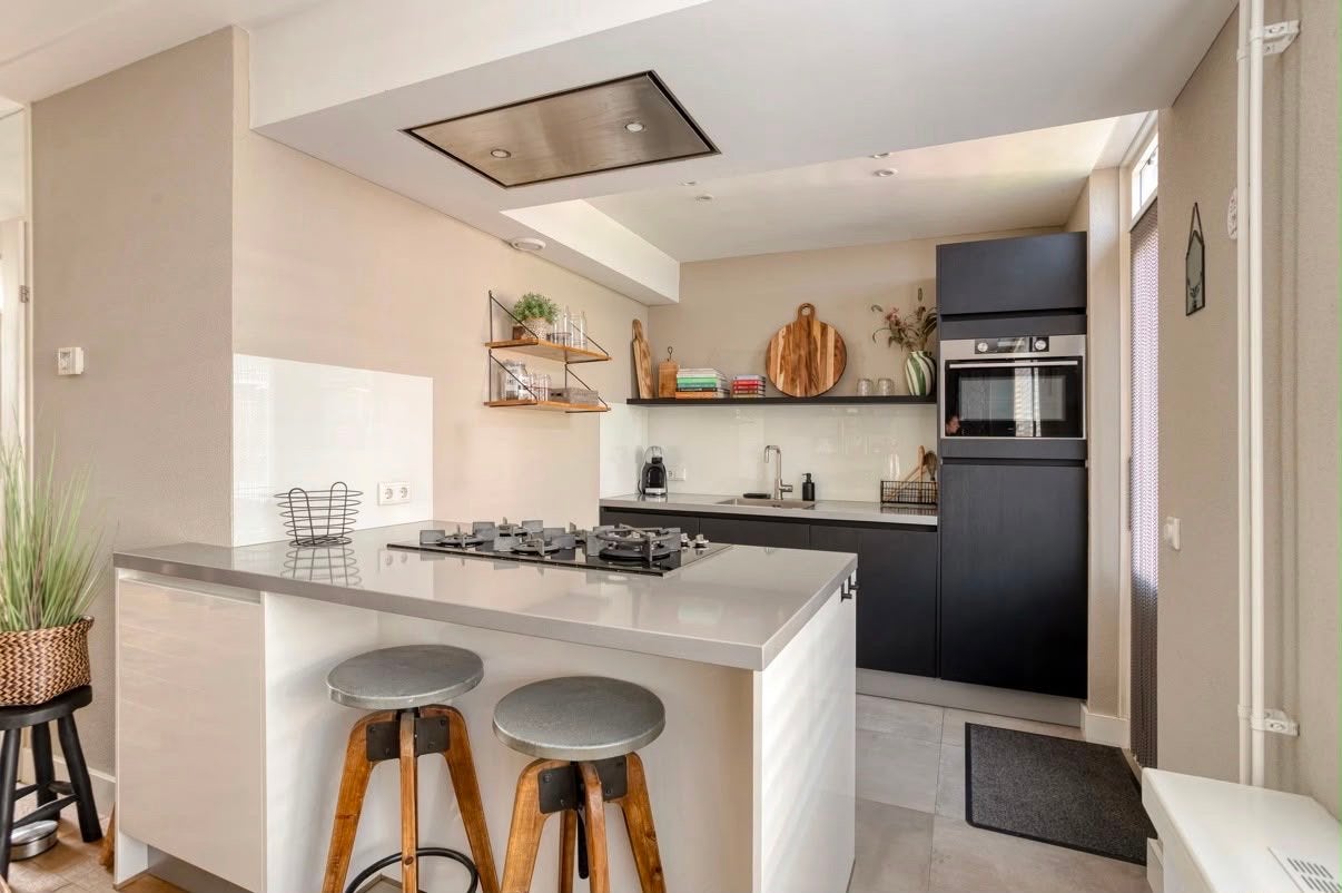 Moderne keuken met kookeiland en ATAG apparatuur, Huis en Inrichting, Keuken | Complete keukens, Ophalen, Gebruikt, Zwart, Overige typen