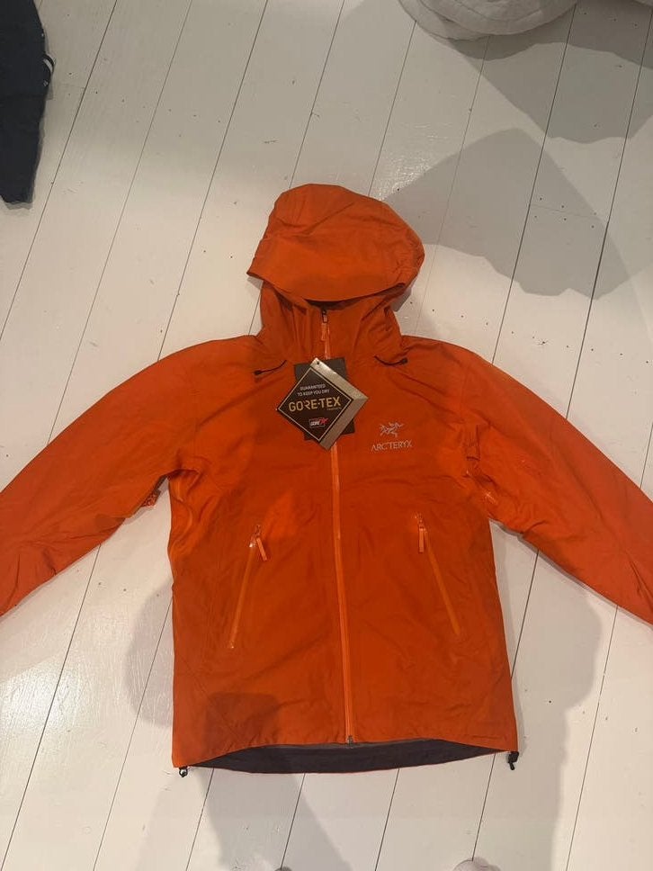 Gloednieuwe Arc'teryx Gore-Tex jas - Oranje, Ophalen of Verzenden, Nieuw, Maat 48/50 (M), Oranje