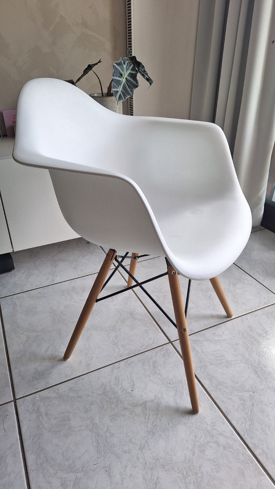 Witte stoel met houten poten – eetkamer/bureaustoel, Ophalen, Kunststof, Gebruikt, Wit
