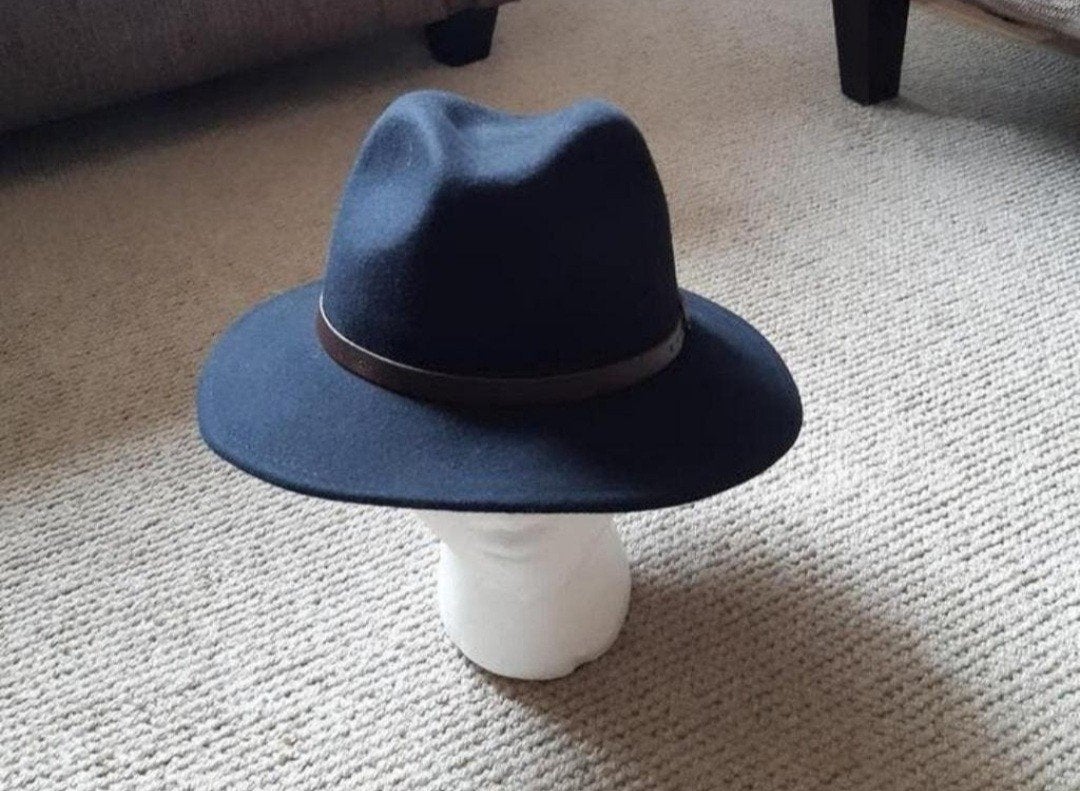 Prachtige donkerblauwe dameshoed - Binnenmaat 55.5 cm, Kleding | Dames, Hoeden en Petten, Ophalen of Verzenden, Zo goed als nieuw
