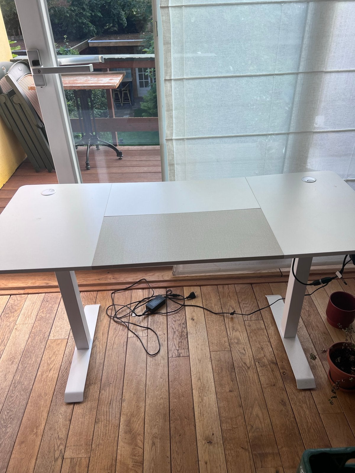 Elektrisch Zit-sta Bureau - Wit met Grijs Paneel, Ophalen, Zit-sta bureau, Elektrisch, Spaanplaat of MDF