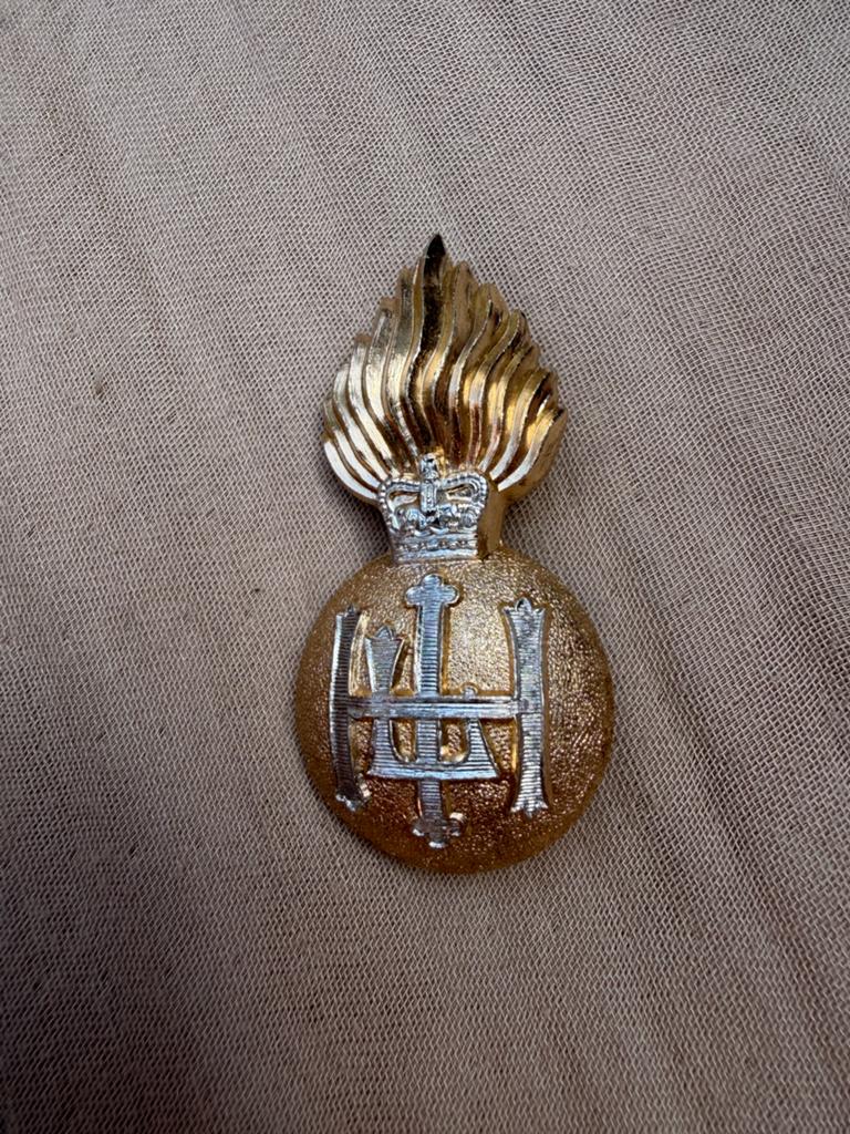 Royal Highland Fusiliers aa Anodised Grenade Glengarry Badge, Ophalen of Verzenden, Landmacht, Engeland, Embleem of Badge