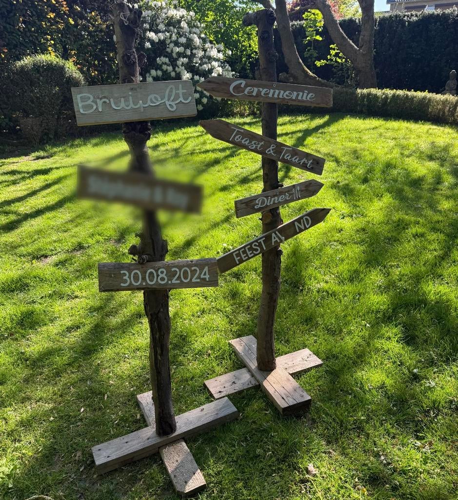 Twee houten wegwijzers, communie of bruiloft, Ophalen, Zo goed als nieuw, Versiering, Geboorte of Huwelijk