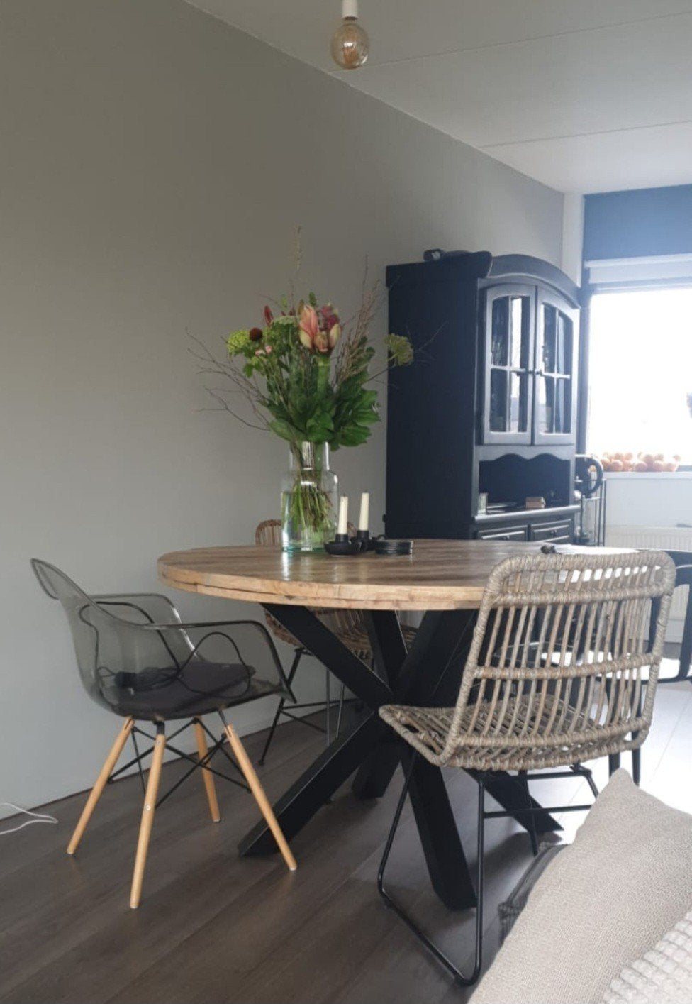 Ronde eettafel mangohout met zwart metalen onderstel, Huis en Inrichting, Tafels | Eettafels, Overige houtsoorten, Gebruikt, Rond