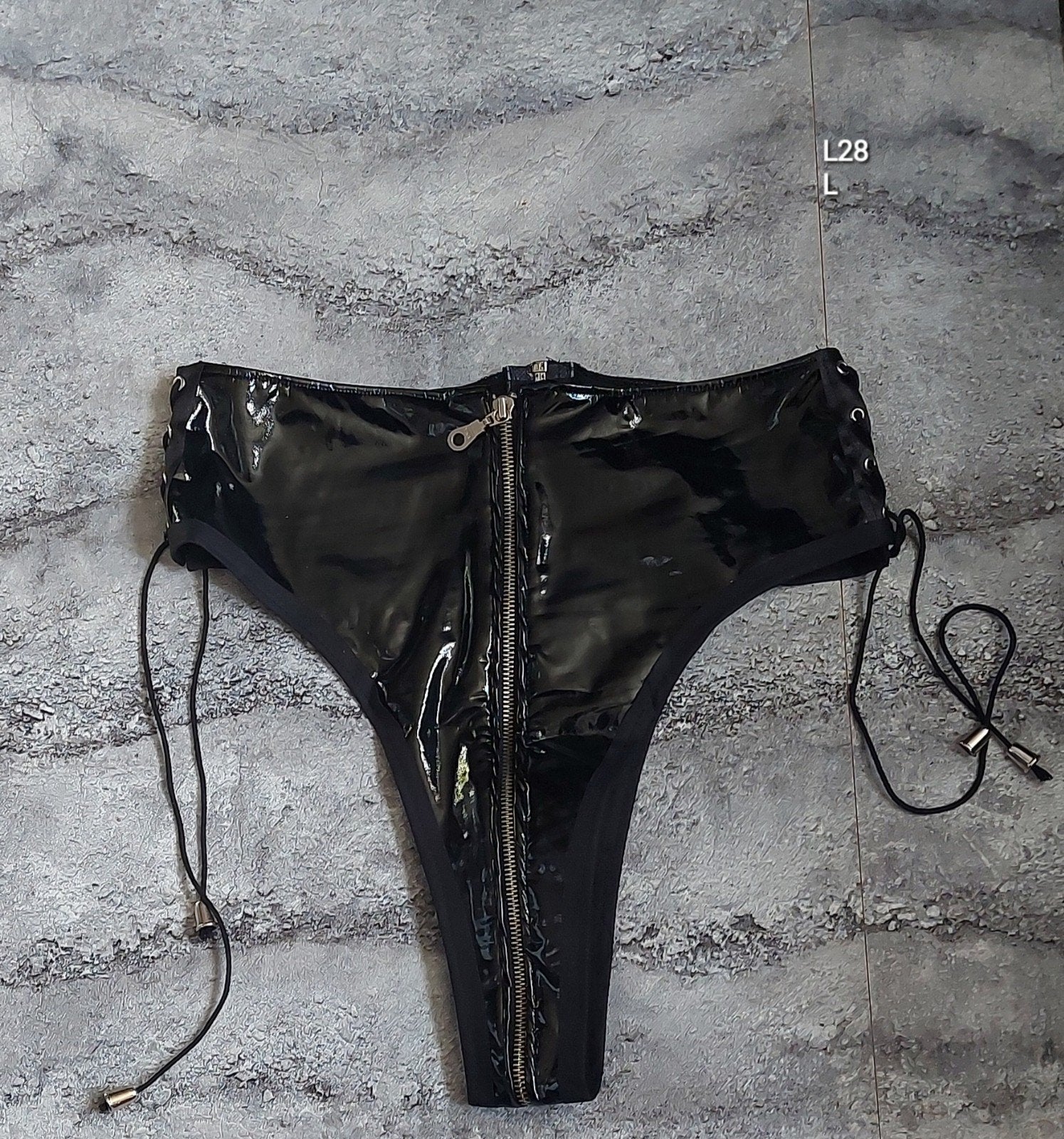 Kinky Zwarte lak string met rits en vetersluiting, Onbekend, Ophalen of Verzenden, Zwart, String