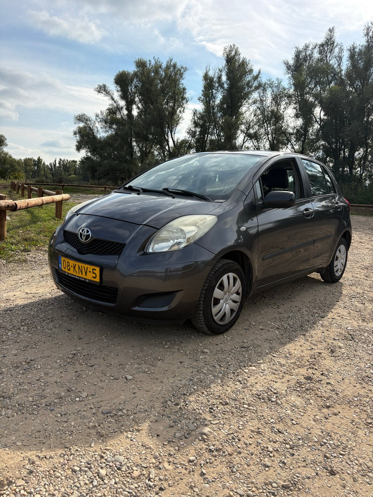 Toyota Yaris 1.0 12V Vvt-i 5DR Terra 2010 Grijs, lage KM!, Voorwielaandrijving, Stof, 40 €/maand, Handgeschakeld