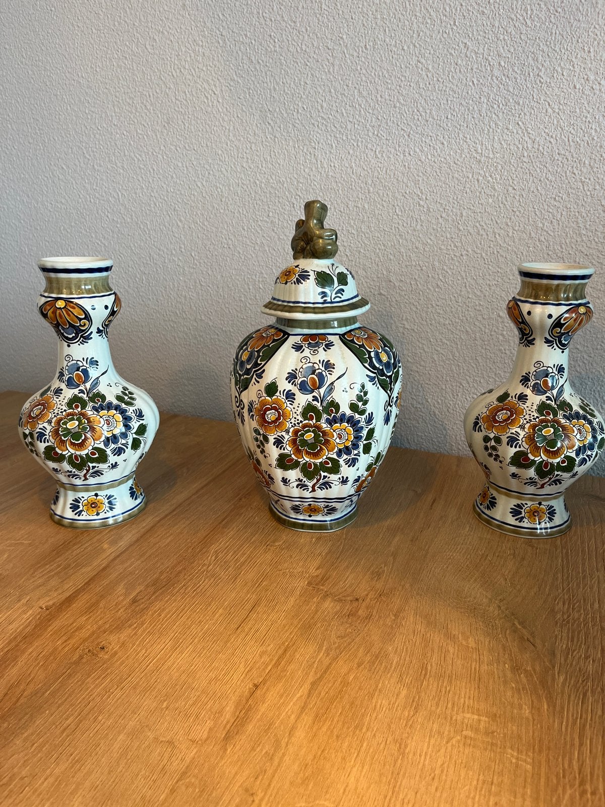 Delfts Polychroom Handwerk Vazen Set - Dekselvaas en 2 Vazen, Antiek en Kunst, Antiek | Vazen, Ophalen