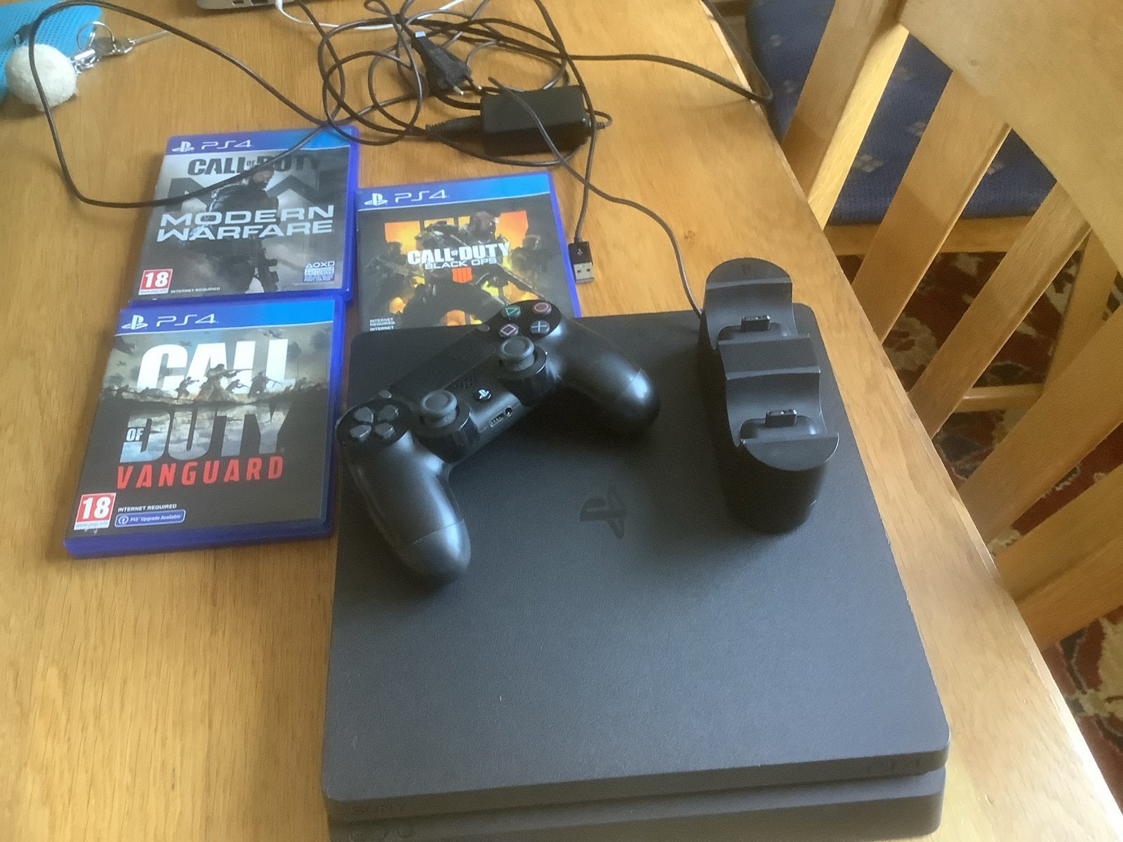PlayStation 4 Slim met controller, lader en 3 games, Spelcomputers en Games, Spelcomputers | Sony PlayStation 4, Gebruikt, Slim