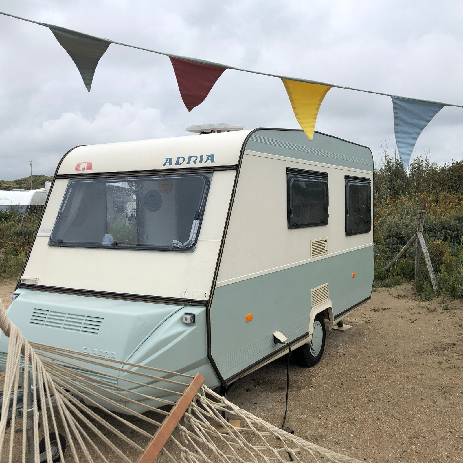 Gepimpte Adria caravan te huur - klaar voor avontuur!, Caravans en Kamperen, Verhuur