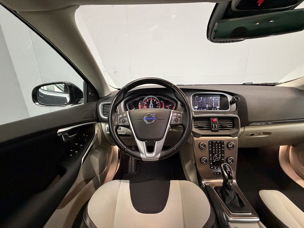 Volvo V40 Cross Country T4 Momentum Automaat|Xenon|Adapt-Cru, Auto's, Volvo, 1596 cc, 1325 kg, Gebruikt, Zwart