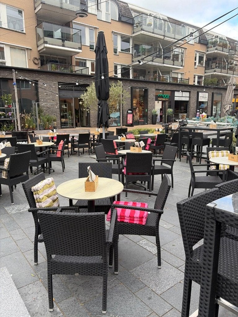 Compleet horecaterras, 66 tafels, 132 stoelen, 24 krukken, Ophalen, Gebruikt, Meubilair