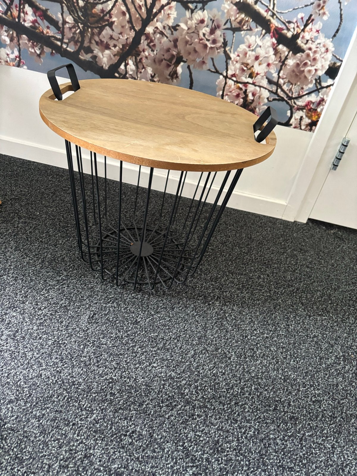Stijlvolle Bijzettafel met Houten Blad en Metalen Onderstel, Huis en Inrichting, Tafels | Bijzettafels, Minder dan 45 cm, Minder dan 55 cm
