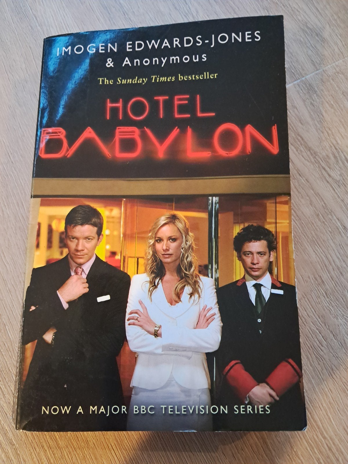 B: Hotel Babylon - Imogen Edwards-Jones & Anonymous, Boeken, Romans, Gelezen, Europa overig, Ophalen of Verzenden