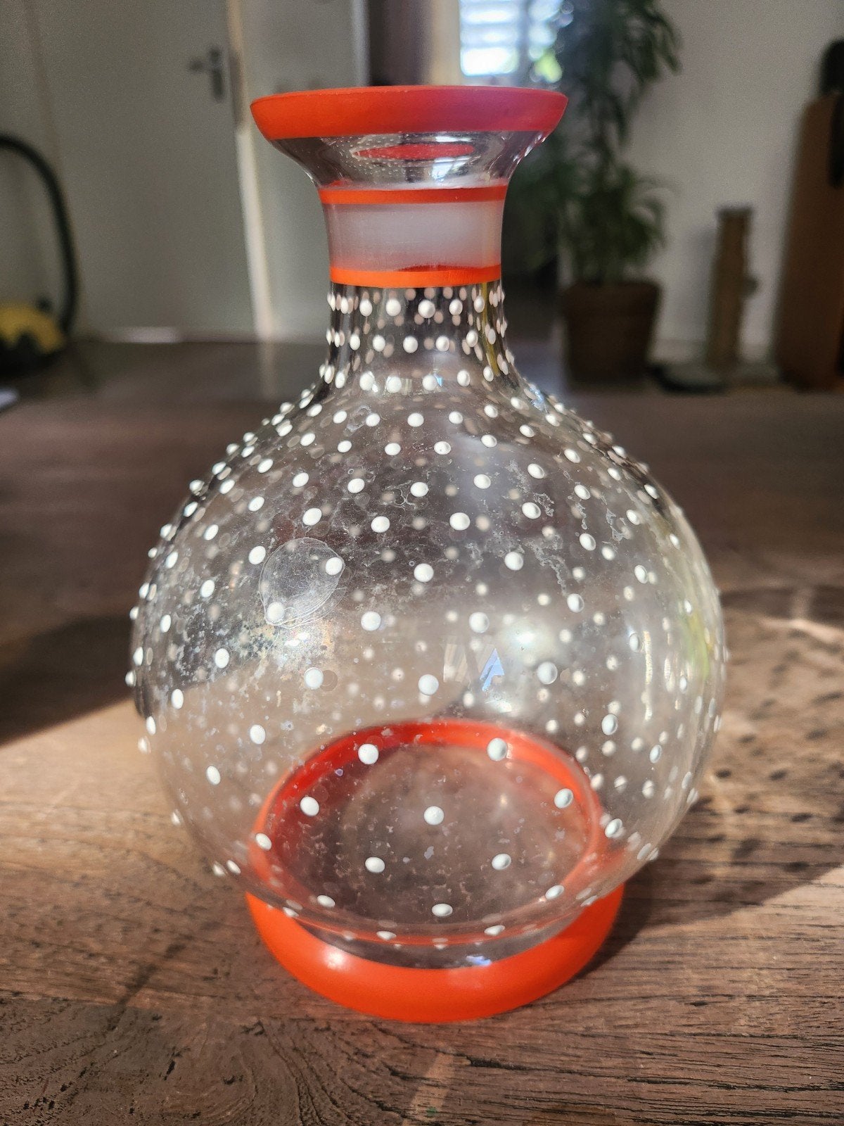 Decoratieve glazen vaas met stippen en oranje accenten, Ophalen of Verzenden