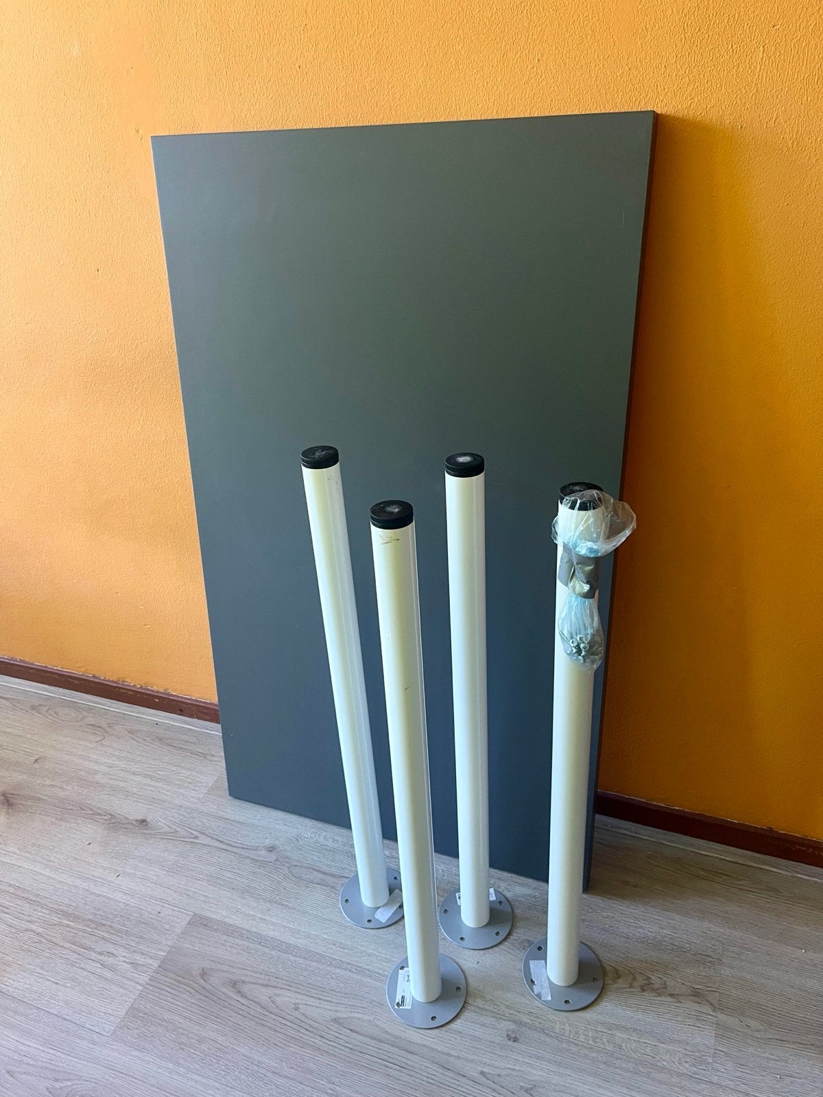 IKEA bureaublad donkergrijs 100x60 cm met poten, Ophalen, Zo goed als nieuw, IKEA, Grijs