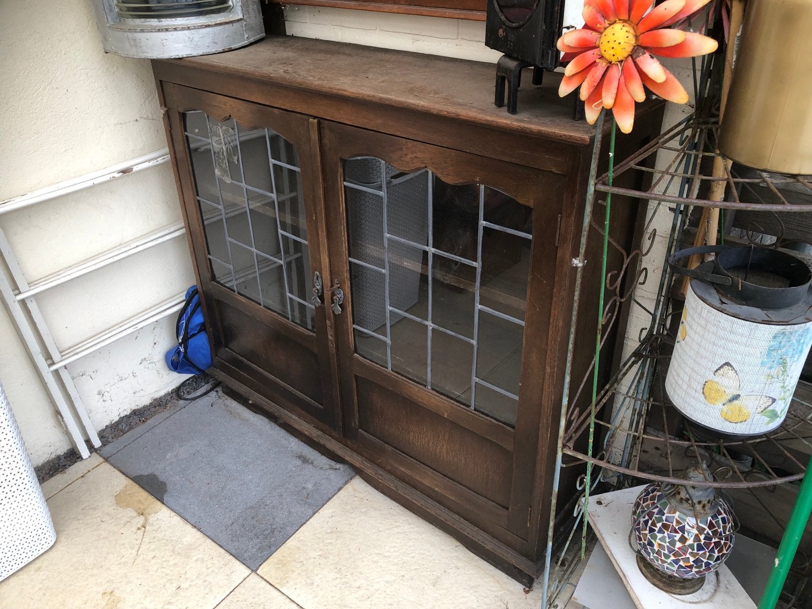 Vintage houten theekastje met glas in lood deurtjes, Ophalen