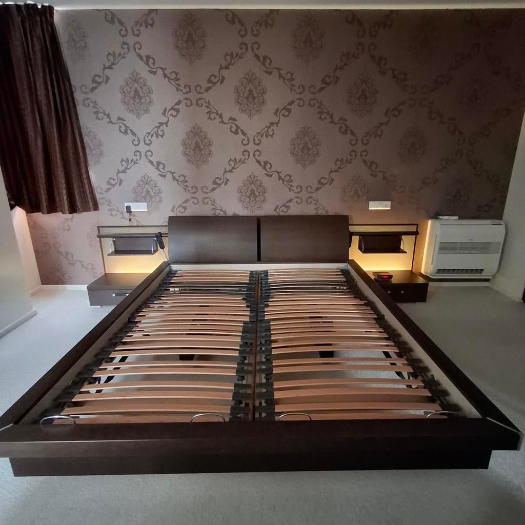 Tweepersoonsbed en nachtkastjes (zonder lattenbodems), Huis en Inrichting, Slaapkamer | Bedden, Ophalen, Gebruikt, Bruin, Tweepersoons