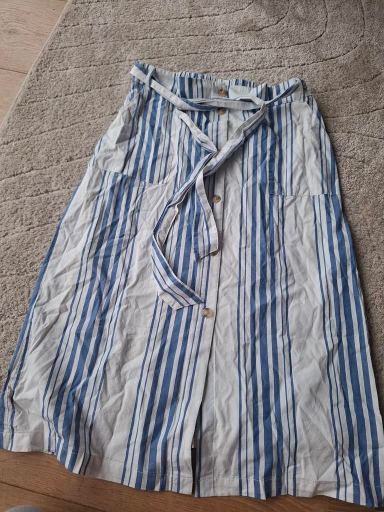Monki gestreepte midi rok met knopen - Maat M, Kleding | Dames, Rokken, Maat 38/40 (M), Blauw, Ophalen of Verzenden, Knielengte