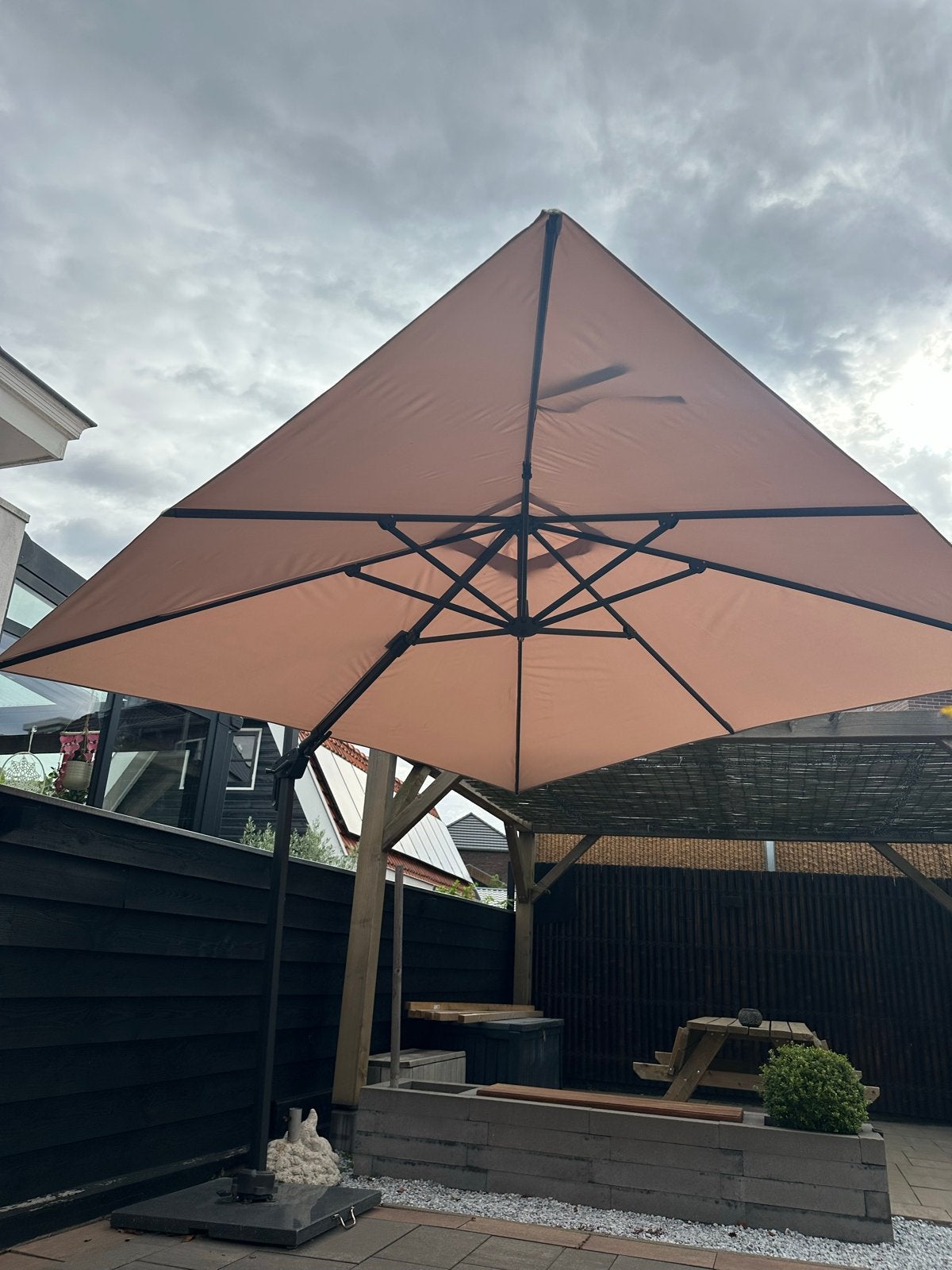 Zweefparasol met stevige voet - Beige, Tuin en Terras, Parasols, Ophalen, Verstelbaar, 3 tot 4 meter, Zweefparasol