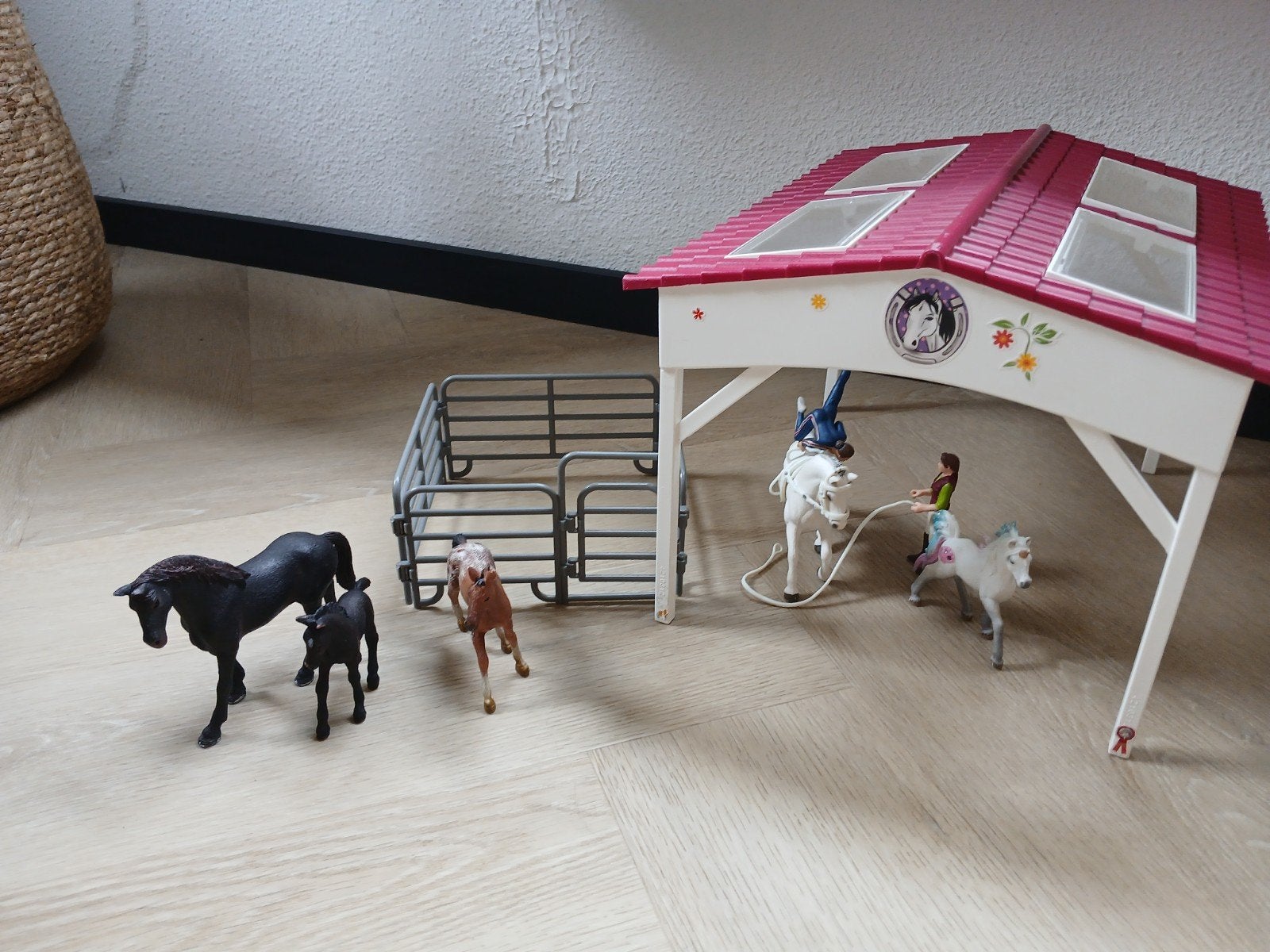 Schleich paarden set met stal en omheining, Ophalen of Verzenden, Gebruikt, Jongen of Meisje