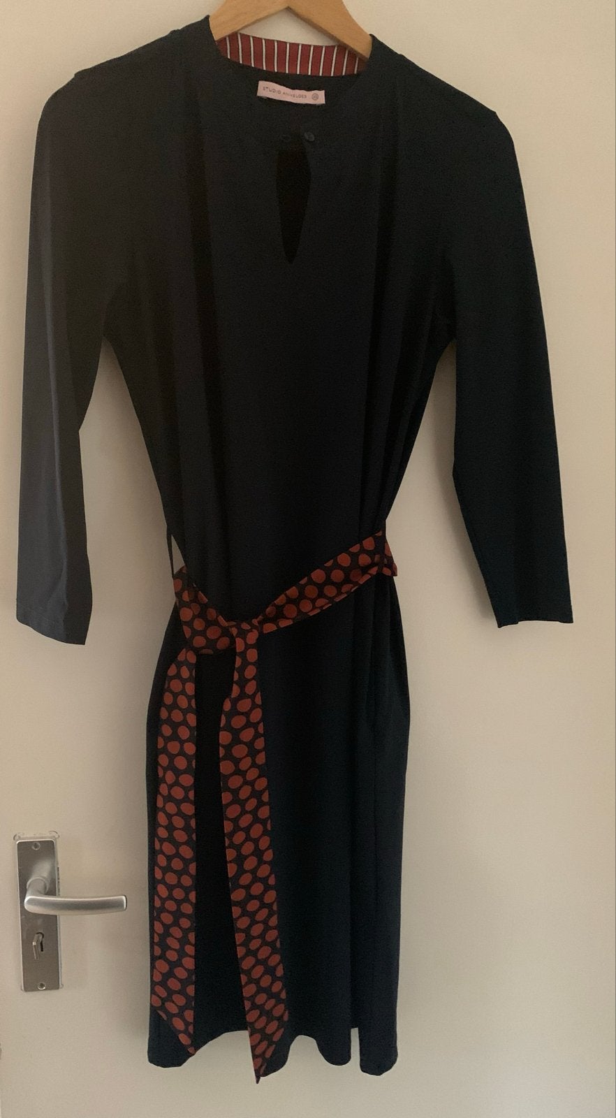 Studio Anneloes jurk XS - Donkerblauw met stippen ceintuur, Zo goed als nieuw, Maat 34 (XS) of kleiner, Boven de knie, Verzenden