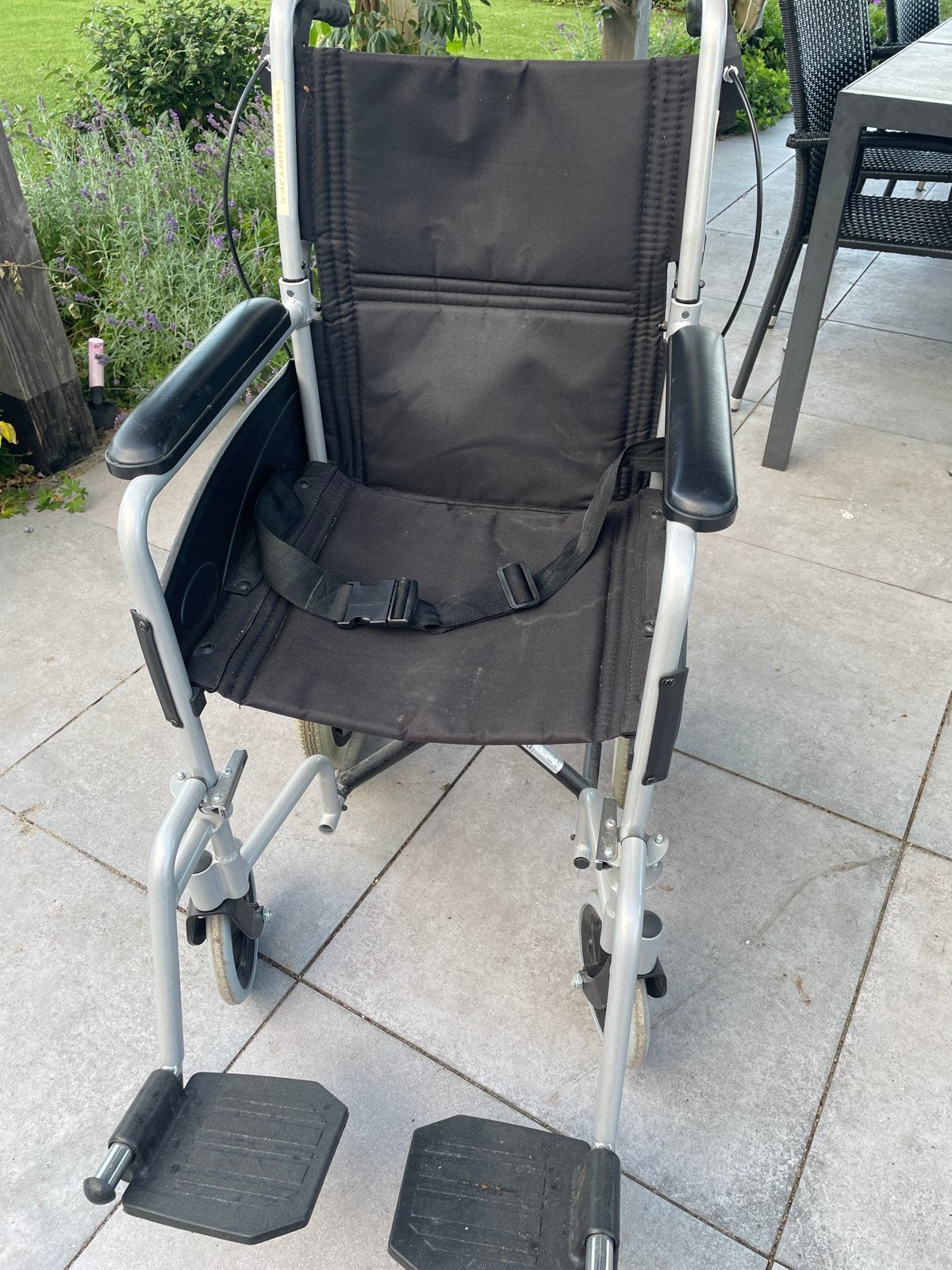 Robuuste rolstoel voor binnen en buiten, Diversen, Rolstoelen, Ophalen, Inklapbaar, Zo goed als nieuw, Duwrolstoel