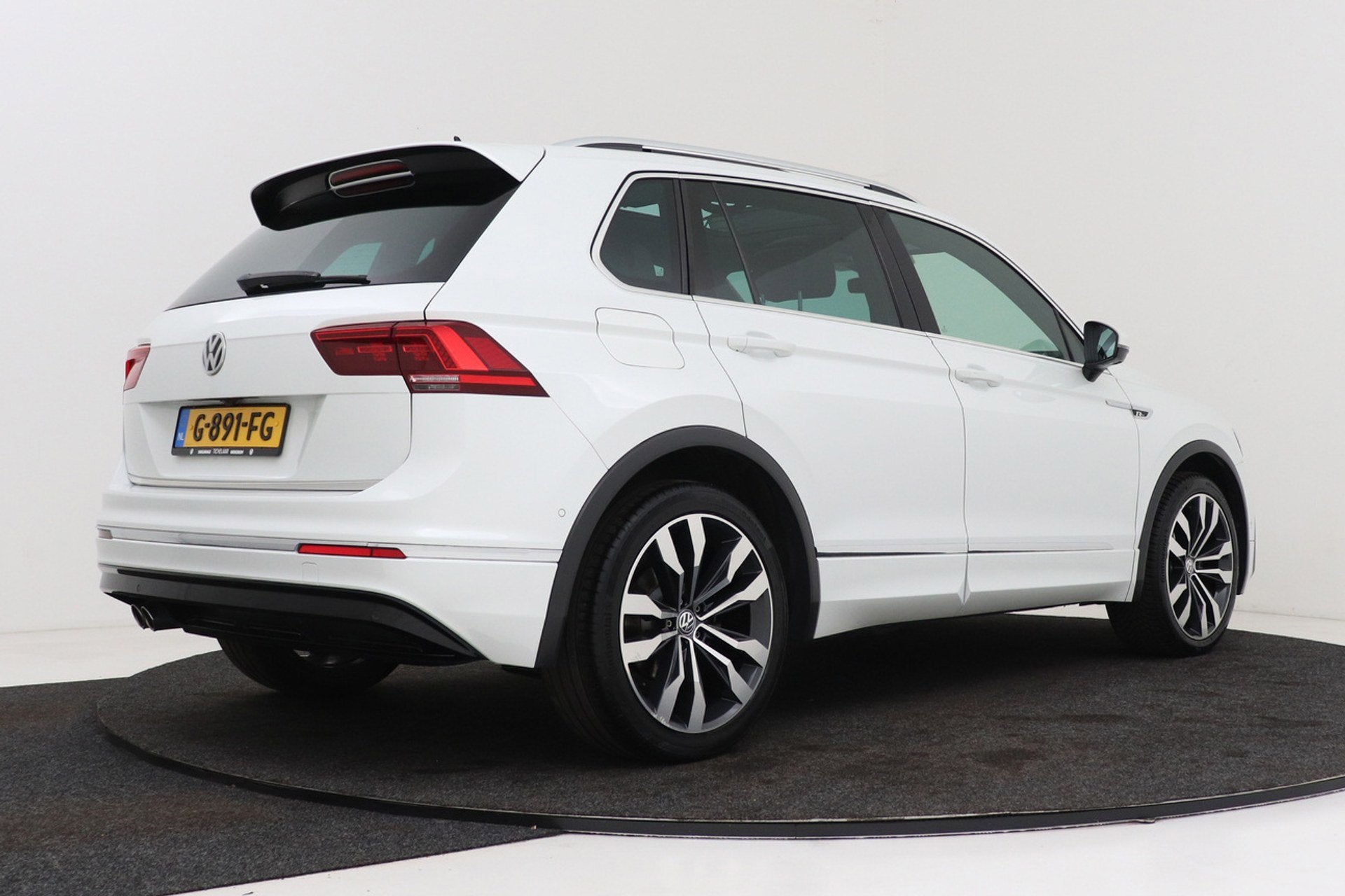 Volkswagen Tiguan 1.5 TSI ACT Highline R-line | Panoramadak, Stof, 4 cilinders, Wit, Origineel Nederlands