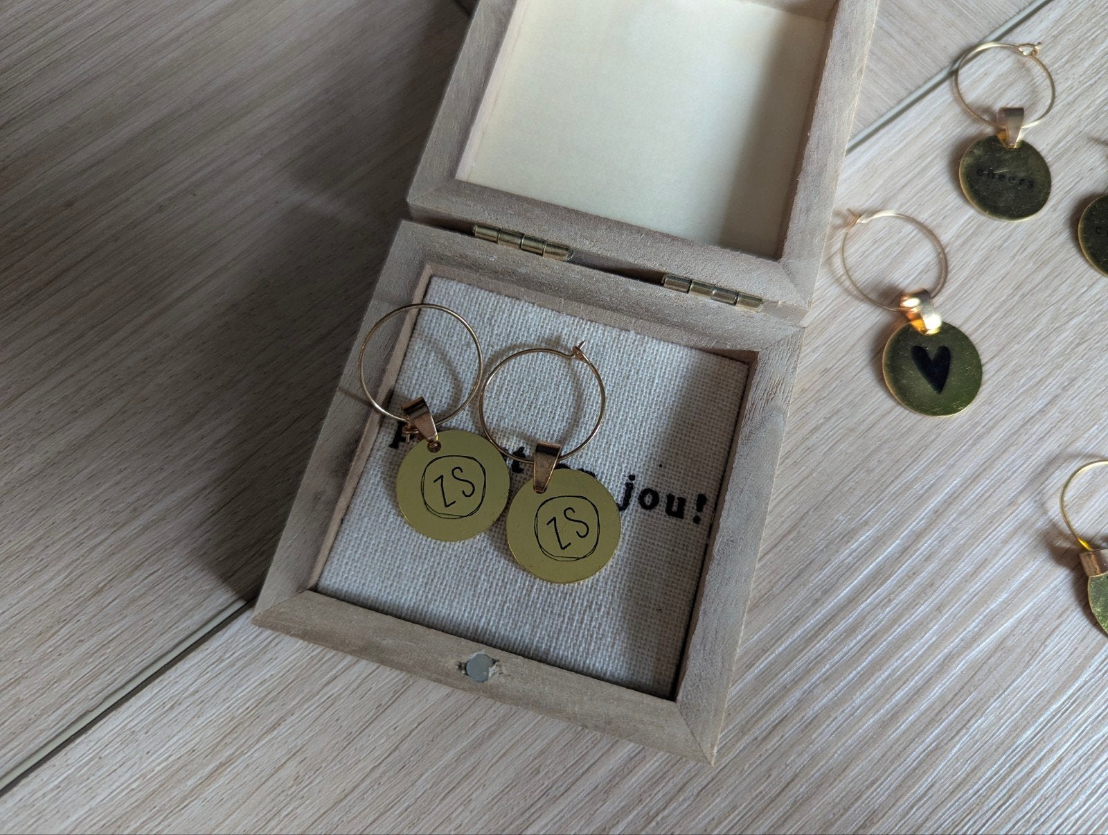 Wijnglas hangers in doosje van Zusss goud kleurig, Ophalen of Verzenden, Zo goed als nieuw