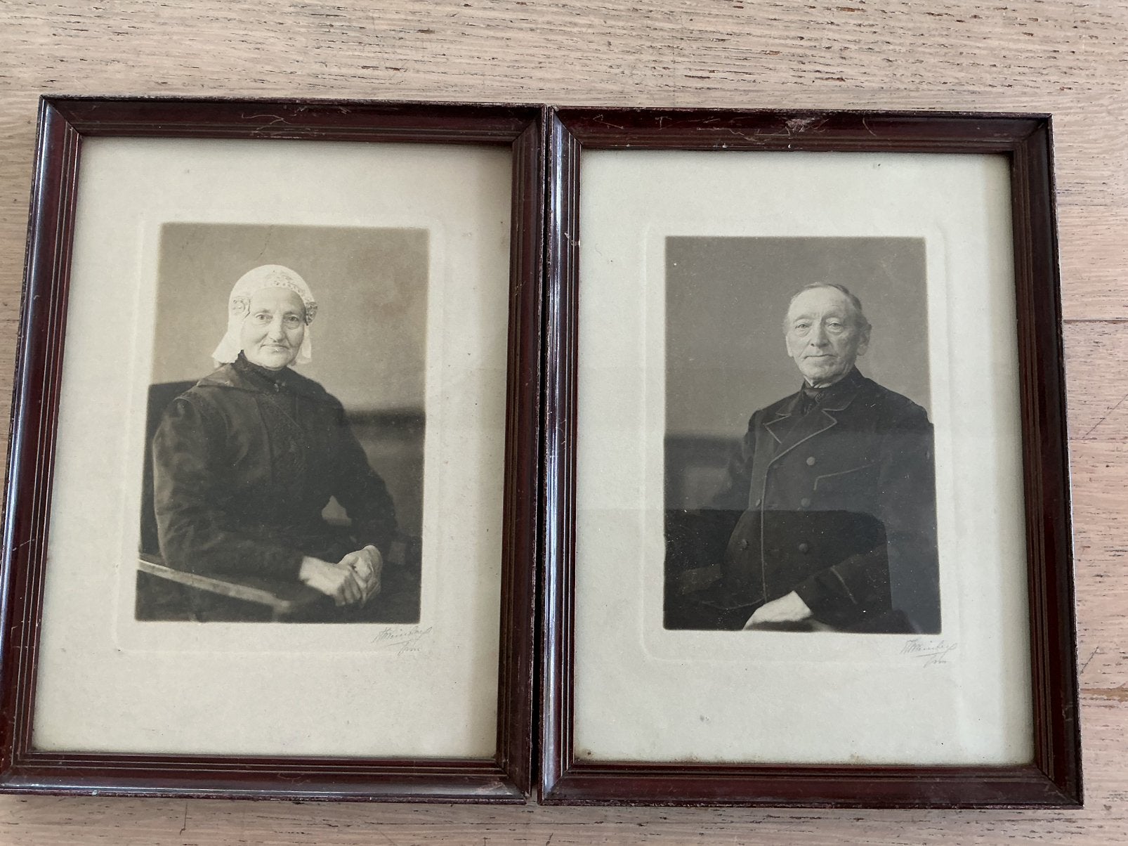 Set van 2 ingelijste foto’s paar in Friese Klederdracht., Antiek en Kunst, Ophalen of Verzenden, Foto, Fotografie, Ingelijst